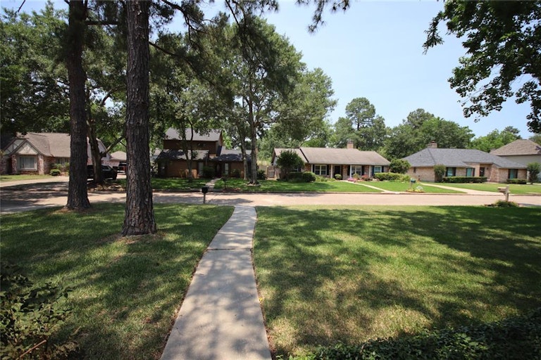 Photo 2 of 31 - 7507 Renmark Ln, Houston, TX 77070