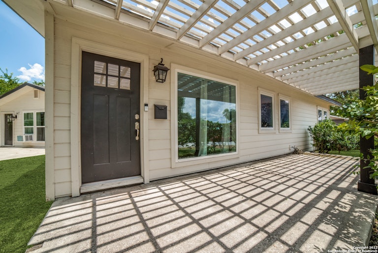 Photo 5 of 27 - 837 Canterbury Hill St, San Antonio, TX 78209