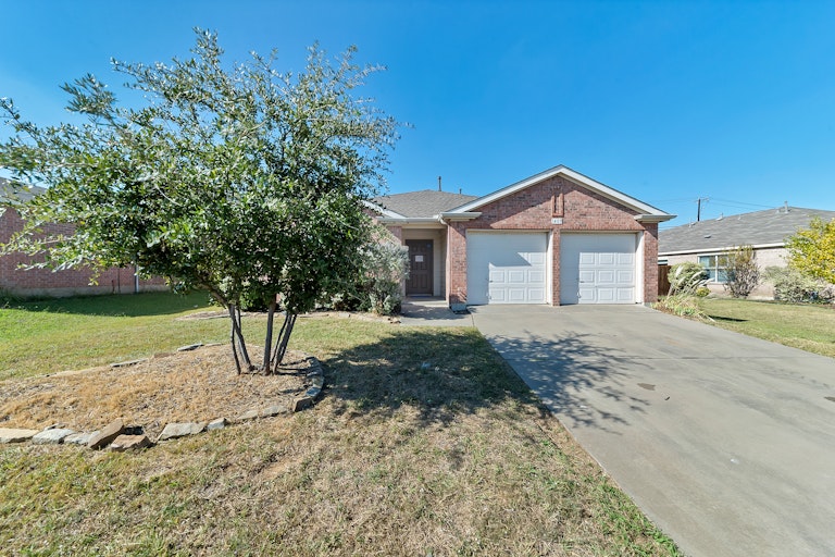 Photo 1 of 23 - 1405 Gilday Dr, Arlington, TX 76002