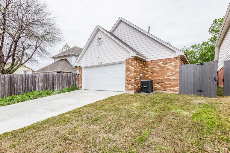 Photo 23 of 25 - 2253 Meadowstone Dr, Carrollton, TX 75006
