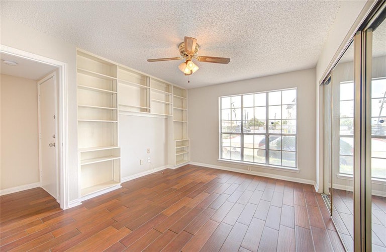 Photo 9 of 37 - 12200 Overbrook Ln #31A, Houston, TX 77077