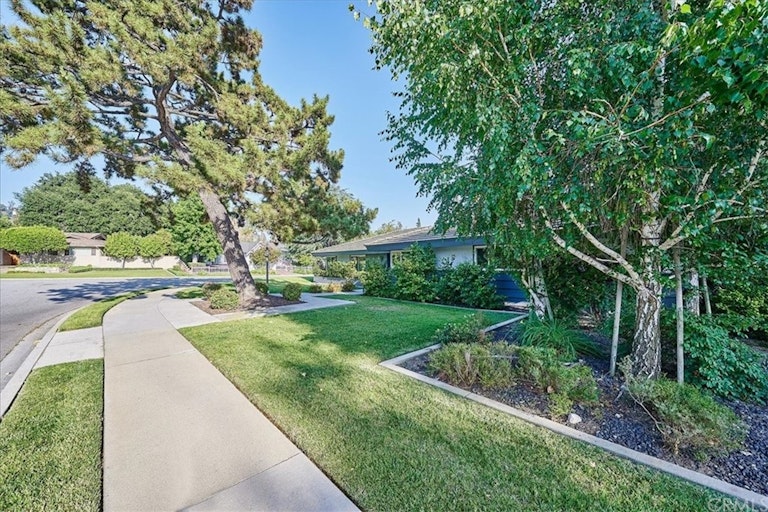 Photo 7 of 53 - 2120 Pinehurst St, Glendora, CA 91741
