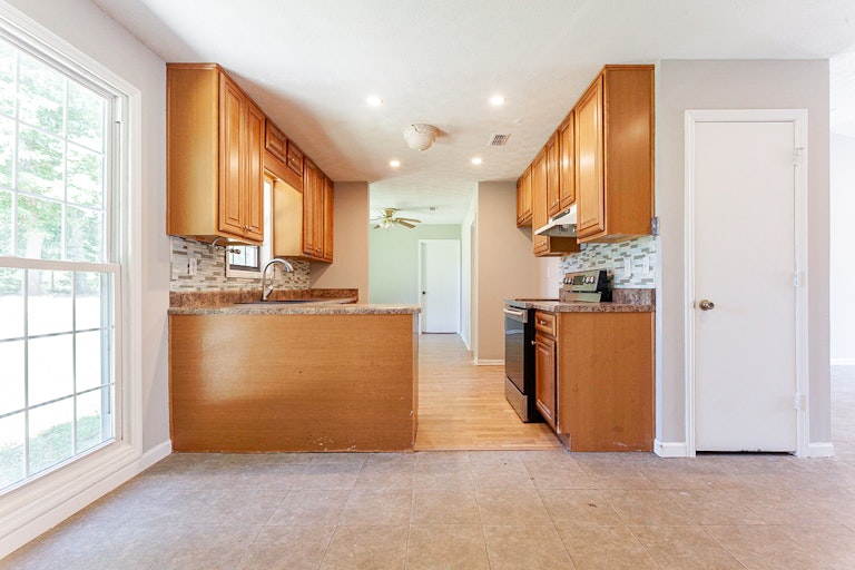 Photo 8 of 26 - 11673 Matthews Trl, Hampton, GA 30228