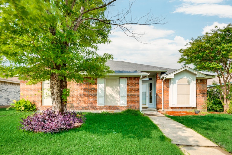 Photo 1 of 29 - 2736 Hidden Springs Dr, Mesquite, TX 75181