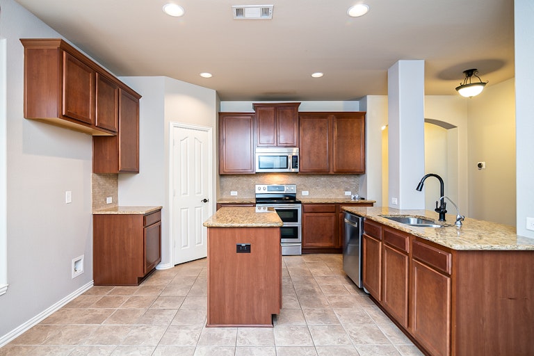 Photo 4 of 36 - 9113 Windsor Dr, Little Elm, TX 75068