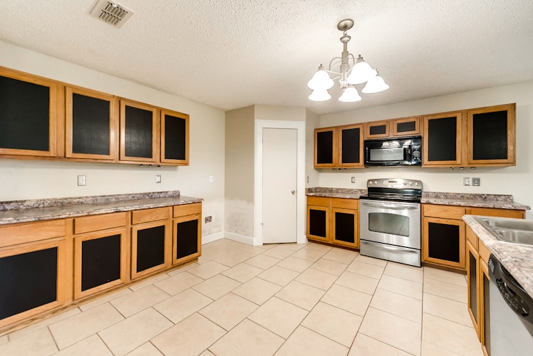 Photo 8 of 26 - 1105 Silent Star Ln, Denton, TX 76210