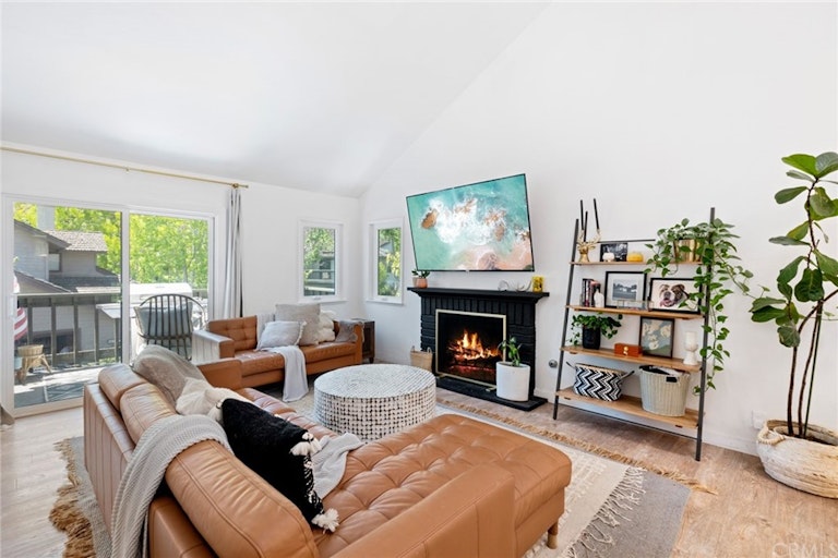 Photo 5 of 40 - 2070 Meadow View Ln, Costa Mesa, CA 92627