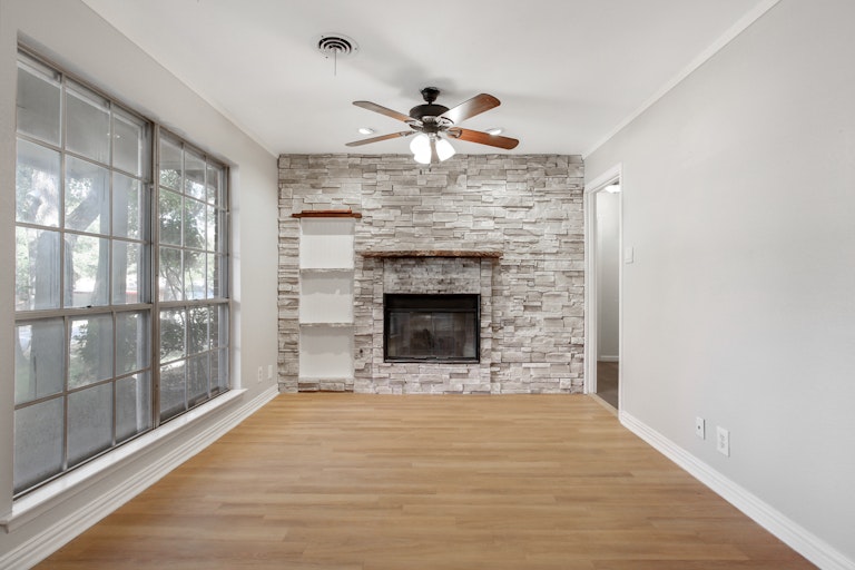 Photo 2 of 25 - 1241 King Dr, Bedford, TX 76022