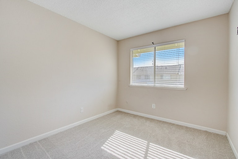 Photo 26 of 39 - 7572 Burgoyne Ln, Sacramento, CA 95823