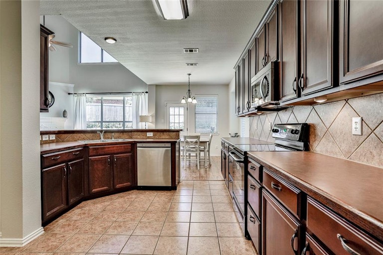 Photo 12 of 32 - 3949 Diamond Ridge Dr, Fort Worth, TX 76244