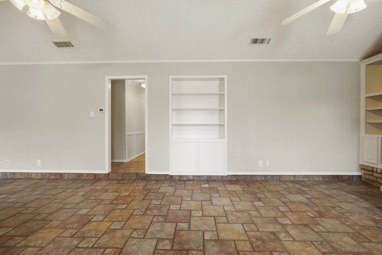 Photo 11 of 26 - 1600 Lexington Pl, Bedford, TX 76022