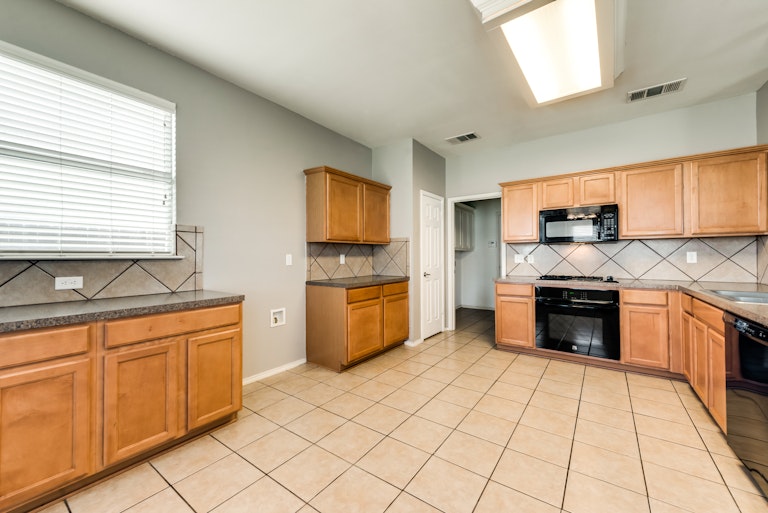 Photo 9 of 33 - 9909 Chadbourne Rd, Fort Worth, TX 76244