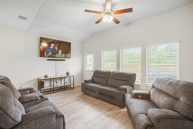 Photo 15 of 31 - 227 Murrieta Ln, Rosharon, TX 77583