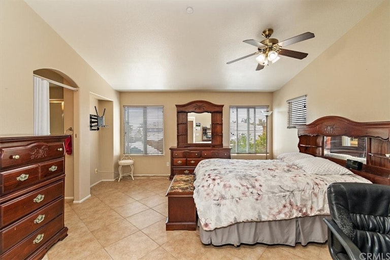 Photo 13 of 33 - 7028 Julian Ln, Fontana, CA 92336