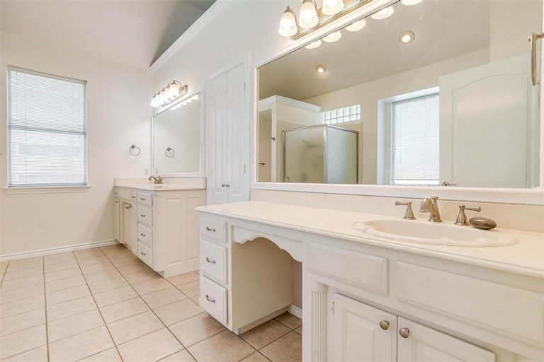 Photo 23 of 40 - 6006 Sunderland Dr, Colleyville, TX 76034