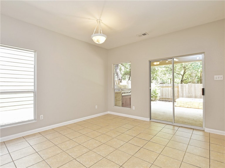 Photo 14 of 40 - 2116 Amur Dr, Austin, TX 78745