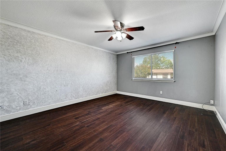 Photo 13 of 25 - 7228 Wardman Dr, Del Valle, TX 78617