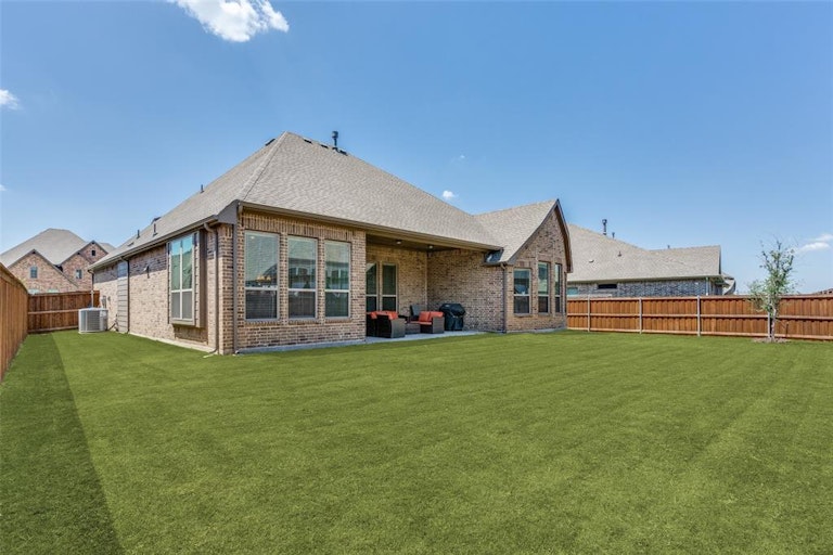 Photo 30 of 33 - 2404 Carrington Dr, Mansfield, TX 76063