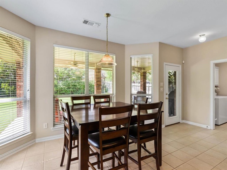 Photo 15 of 40 - 6916 Canyon Springs Rd, Fort Worth, TX 76132