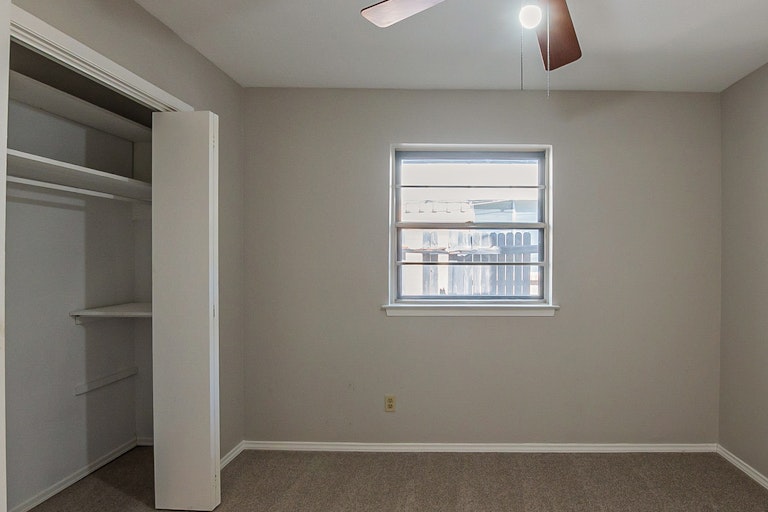 Photo 11 of 21 - 2717 Cantrell St, Irving, TX 75062