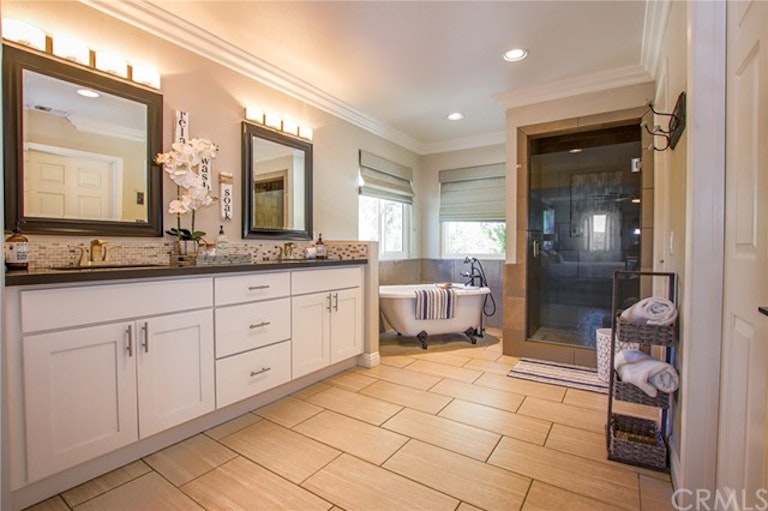 Photo 24 of 66 - 33755 Pauba Rd, Temecula, CA 92592