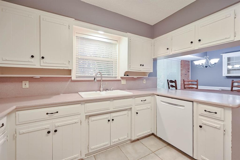 Photo 12 of 40 - 2309 Perryland Dr, Arlington, TX 76013