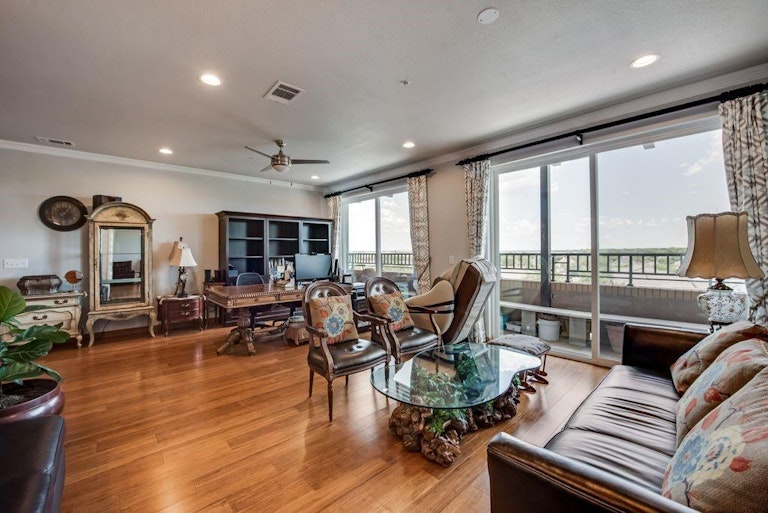 Photo 4 of 22 - 1220 W Trinity Mills Rd #5005, Carrollton, TX 75006