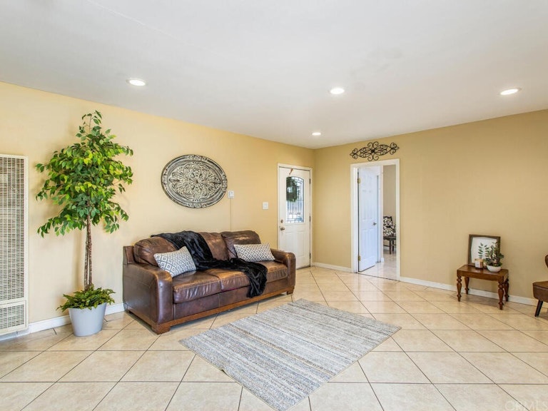 Photo 5 of 23 - 6705 Lynwood Way, Highland, CA 92346