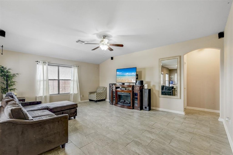 Photo 11 of 47 - 222 Kestrel Ln, Rosharon, TX 77583