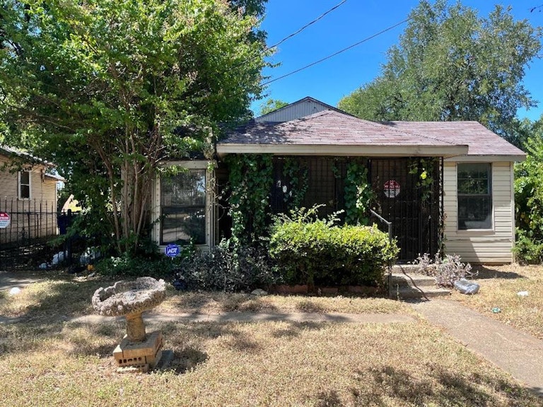 Photo 1 of 2 - 2047 Bayside St, Dallas, TX 75212