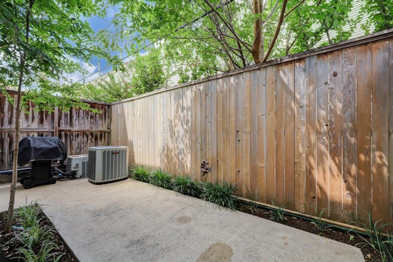 Photo 31 of 32 - 6308 Taggart St Unit B, Houston, TX 77007