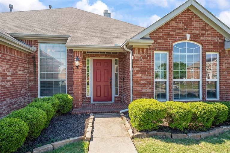 Photo 4 of 39 - 318 Fort Edward Dr, Arlington, TX 76002