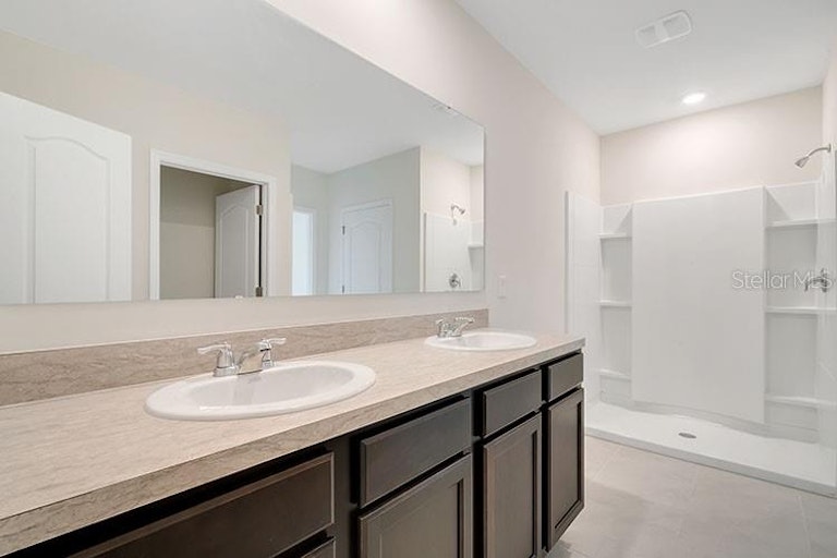 Photo 11 of 19 - 2585 Shamrock St, Tavares, FL 32778