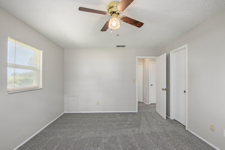 Photo 12 of 17 - 37223 Temple Ave, Zephyrhills, FL 33541
