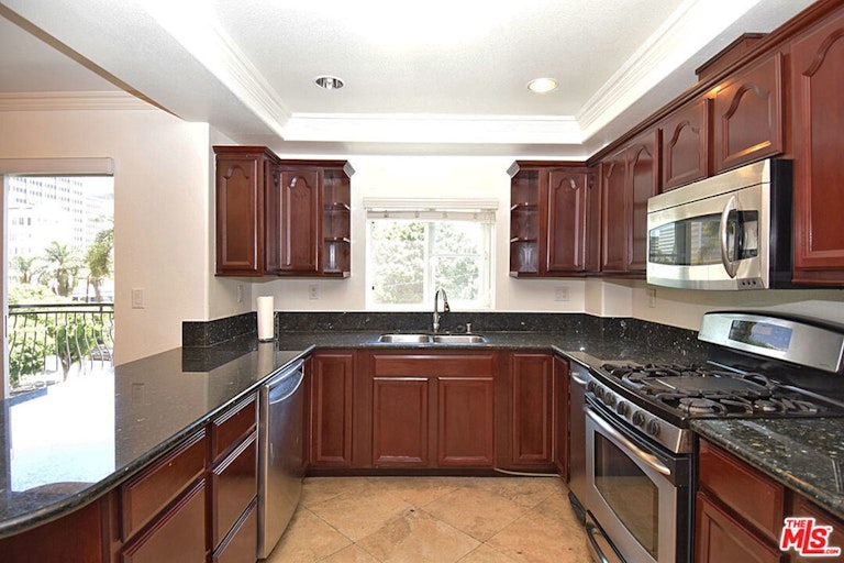 Photo 2 of 10 - 700 S Ardmore Ave #403, Los Angeles, CA 90005