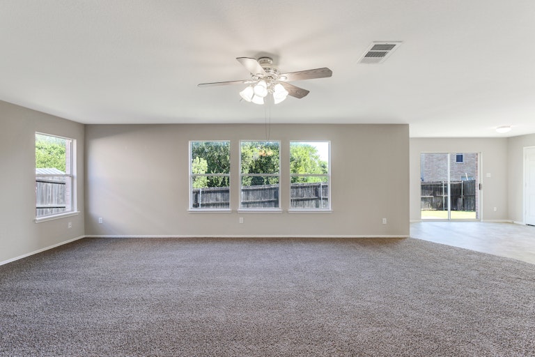 Photo 9 of 25 - 112 Matamoros St, Grand Prairie, TX 75051