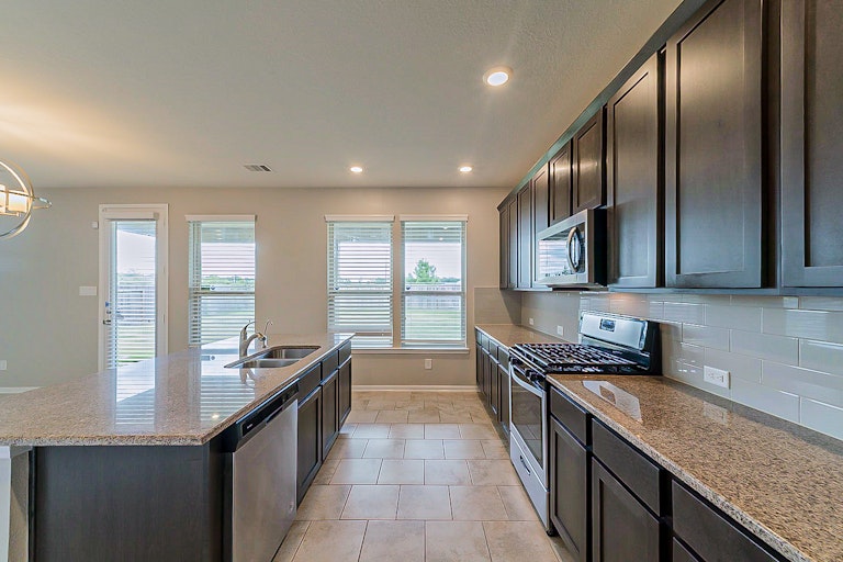 Photo 7 of 36 - 12731 Arcola Valley Ct, Houston, TX 77044