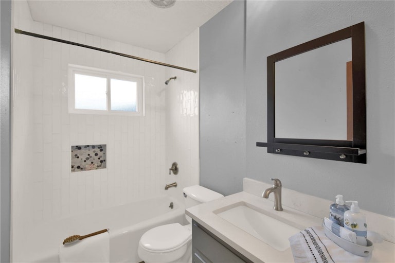 Photo 26 of 36 - 1107 Rebbeca Dr, Austin, TX 78758