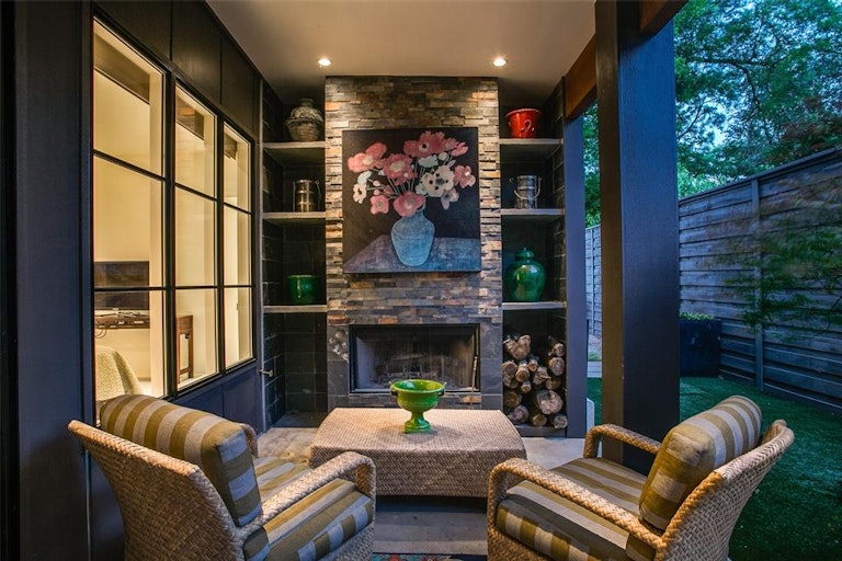 Photo 11 of 36 - 5126 Denton Dr, Dallas, TX 75235