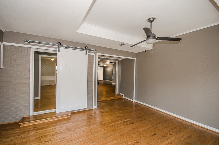 Photo 17 of 34 - 10243 Vinemont St, Dallas, TX 75218