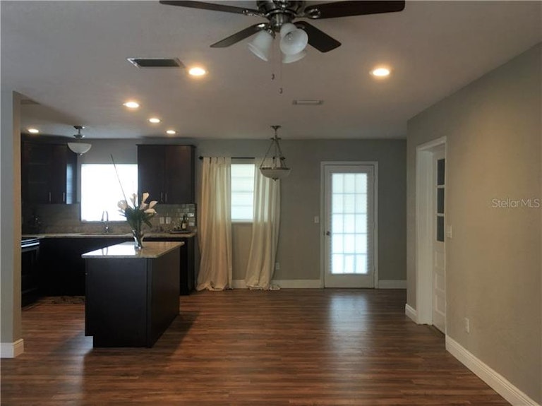 Photo 4 of 21 - 4121 E 97th Ave, Tampa, FL 33617