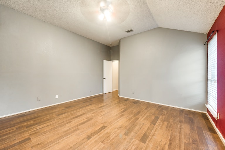 Photo 17 of 24 - 4342 Briar Hill Dr, Grand Prairie, TX 75052