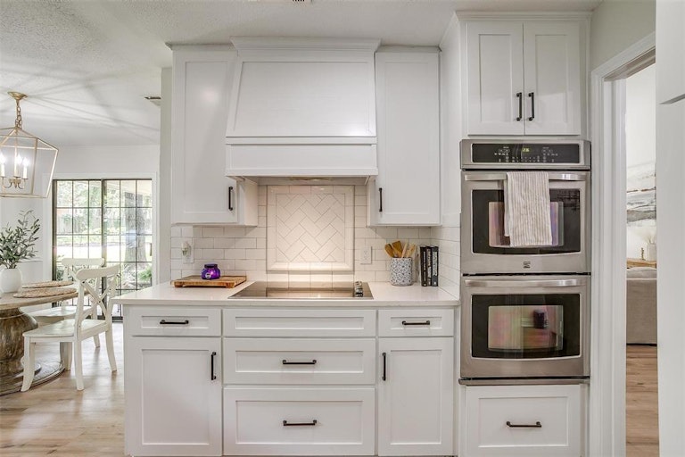 Photo 16 of 40 - 312 Emerald Ct, Burleson, TX 76028