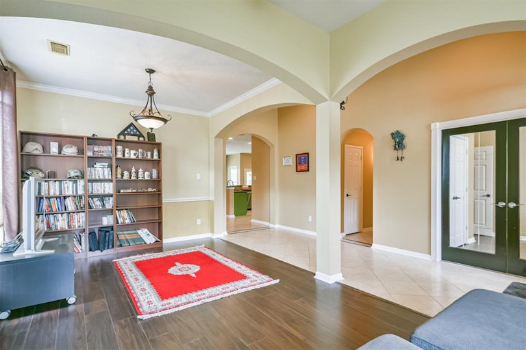 Photo 9 of 41 - 3111 Genessee Creek Ln, Friendswood, TX 77546