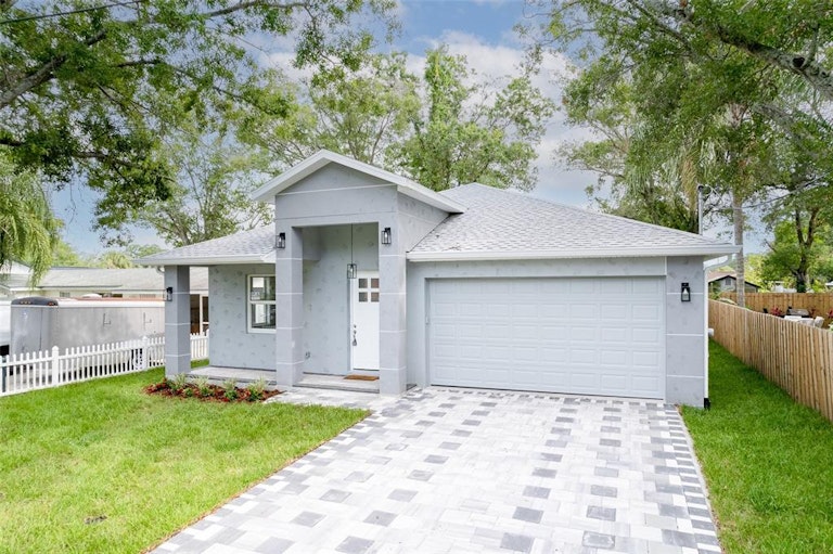 Photo 2 of 24 - 3920 W Crenshaw St, Tampa, FL 33614