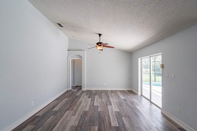 Photo 5 of 34 - 16220 Magnolia Hill St, Clermont, FL 34714
