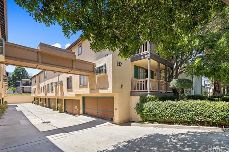 Photo 1 of 29 - 217 S Catalina Ave #8, Pasadena, CA 91106