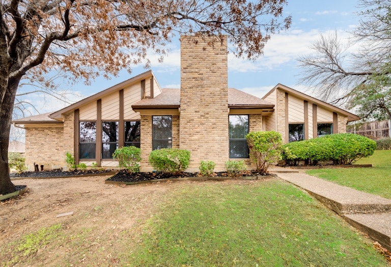 Photo 2 of 31 - 1115 Derbyshire Pl, Carrollton, TX 75007