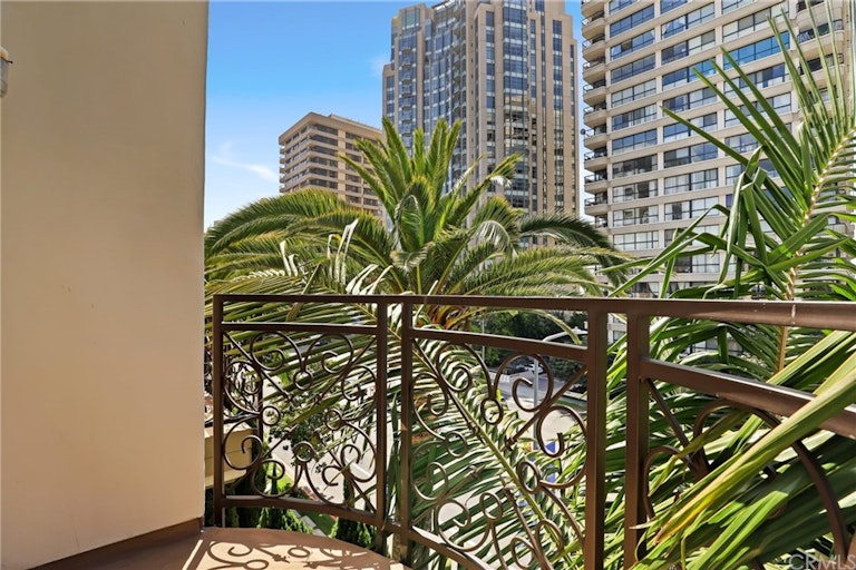 Photo 24 of 46 - 10795 Wilshire Blvd #402, Los Angeles, CA 90024