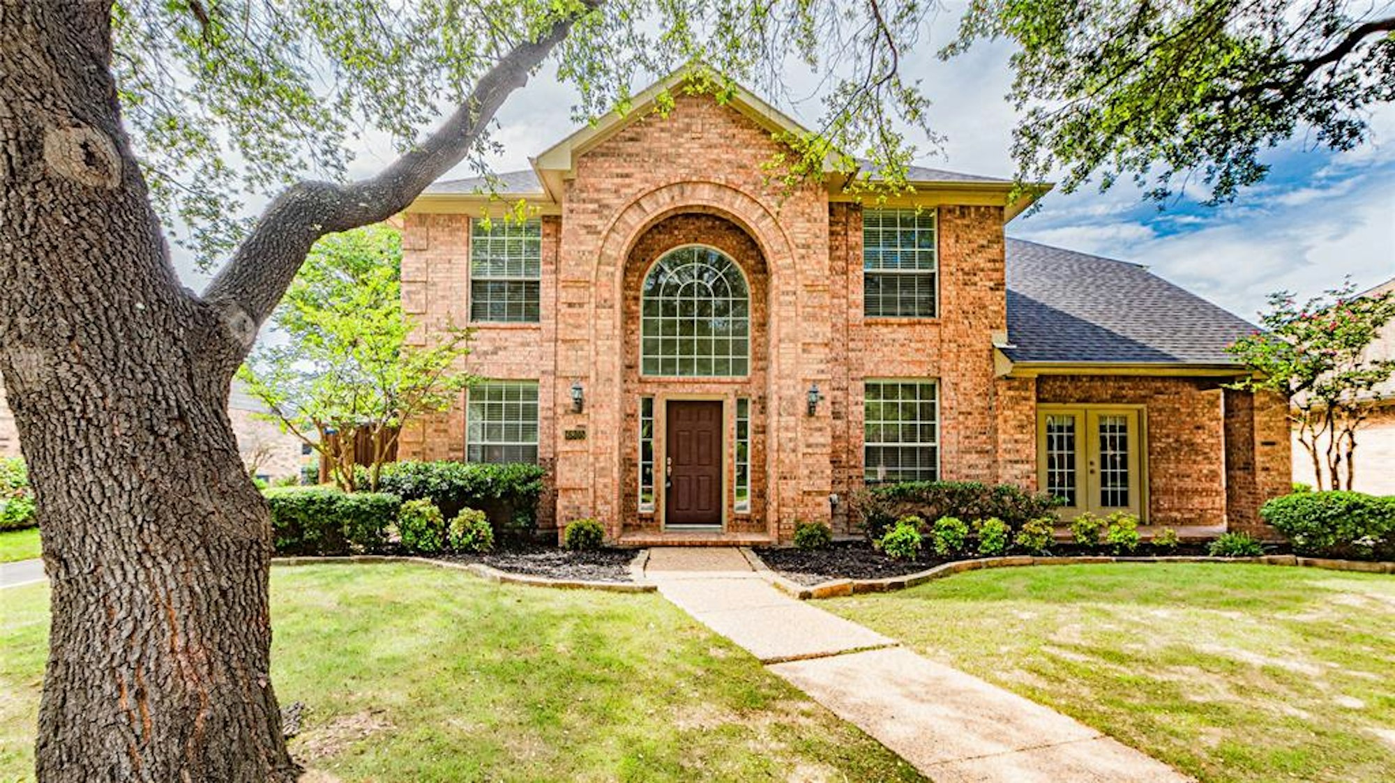 Photo 1 of 28 - 6805 Colonnade Dr, Plano, TX 75024